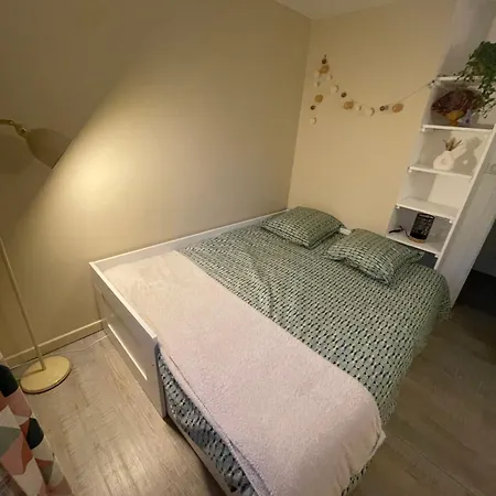Privatunterkunft Bedroom, Shared Kitchen And Living *