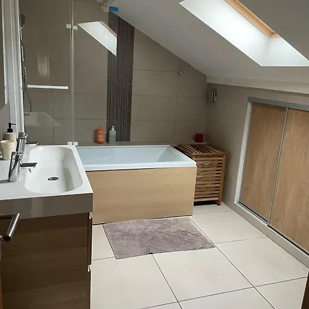 Bedroom, Shared Kitchen And Living Privatunterkunft
