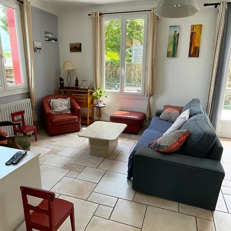 Bedroom, Shared Kitchen And Living Privatunterkunft